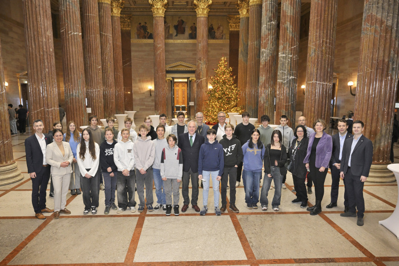 Gruppenfoto mit den Schüler:innen des Bundesrealgynmansiums Salzburg und Nationalratspräsident Walter Rosenkranz (FPÖ)