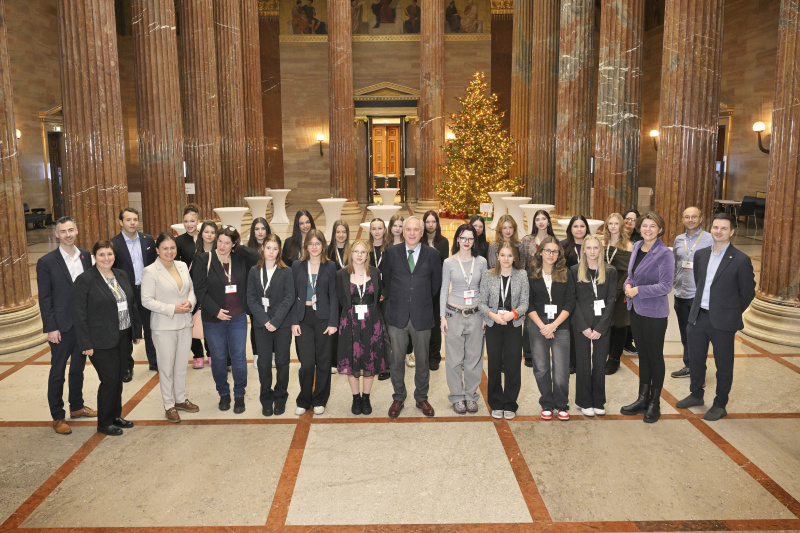 Gruppenfoto mit den Schüler:innen der Modeschule Hallein und Nationalratspräsident Walter Rosenkranz (FPÖ)