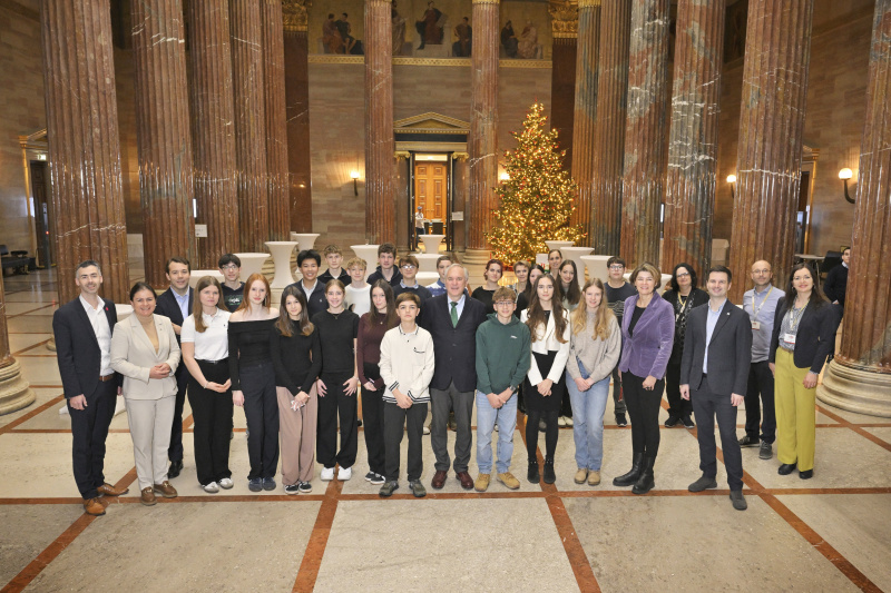 Gruppenfoto mit den Schüler:innen des Bundesrealgymnaisums Enns und Nationalratspräsident Walter Rosenkranz (FPÖ)
