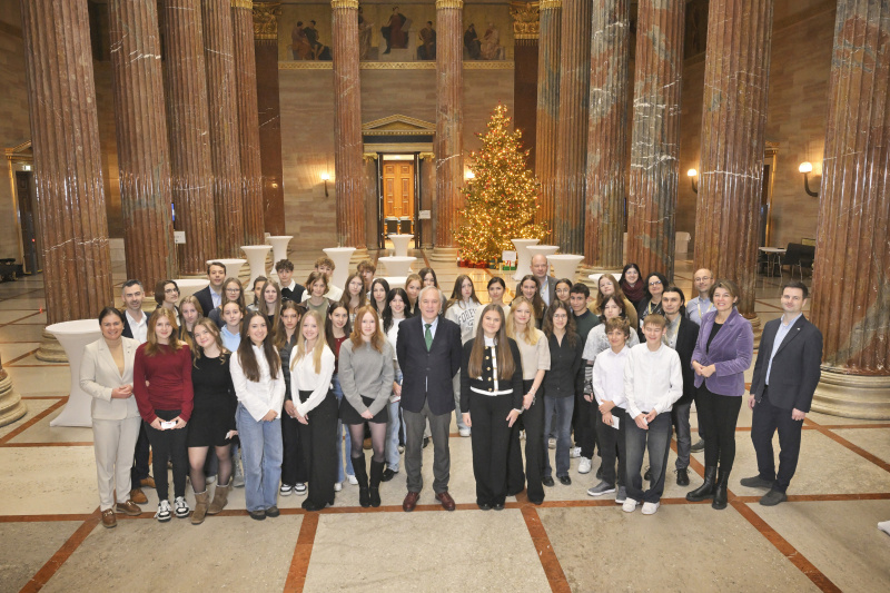 Gruppenfoto mit den Schüler:innen der HTL Linz und Nationalratspräsident Walter Rosenkranz (FPÖ)