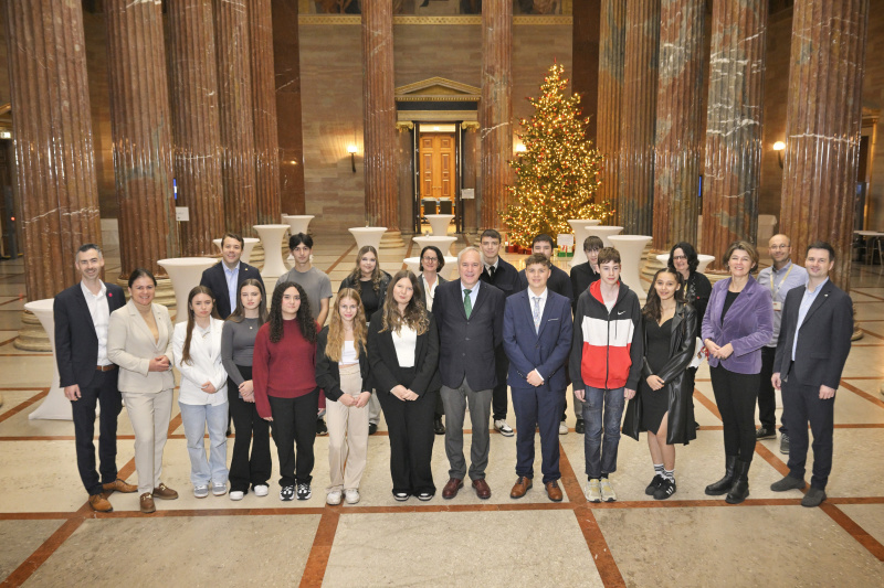 Gruppenfoto mit den Schüler:innen der Polytechnischen Schule Schwanenstadt und Nationalratspräsident Walter Rosenkranz (FPÖ)