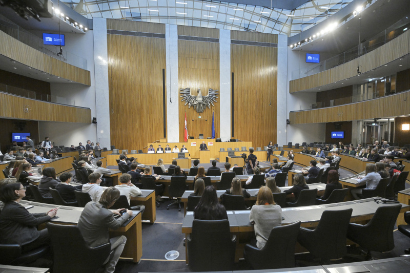 Begrüßung. Nationalratspräsident Walter Rosenkranz (FPÖ). Blick Richtung Veranstaltungsteilnehmer:innen