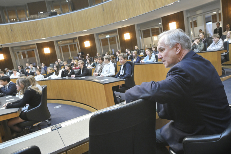 Nationalratspräsident Walter Rosenkranz (FPÖ) mit Schüler:innen im Nationalratssaal
