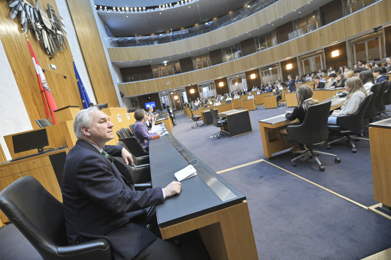 Nationalratspräsident Walter Rosenkranz (FPÖ) mit Schüler:innen im Nationalratssaal
