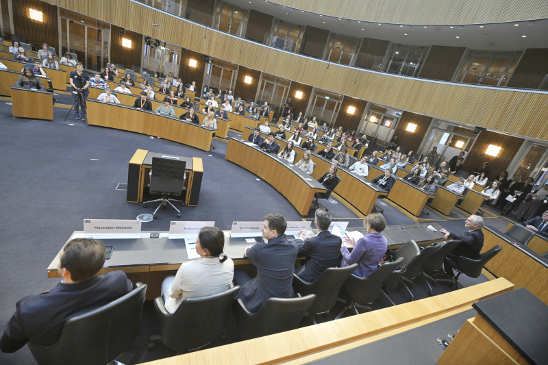 Schüler:innen im Nationalratssaal