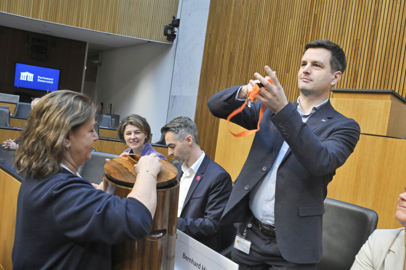 Wahl der Klubzugehörigkeit. Nationalratsabgeordneter Bernhard Herzog (SPÖ)