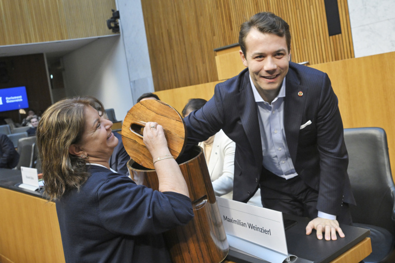Wahl der Klubzugehörigkeit. Nationalratsabgeordneter Maximilian Weinzierl (FPÖ)