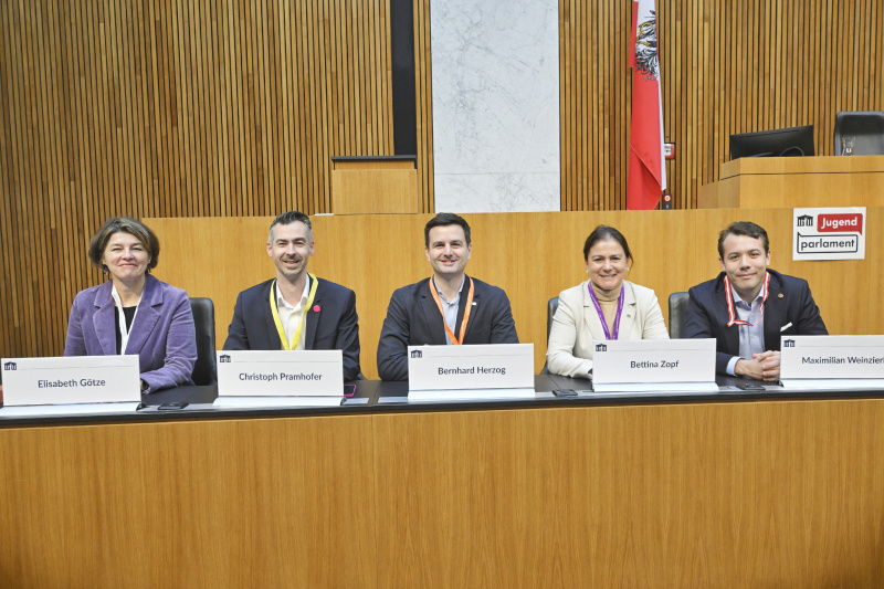 Von links: Nationalratsabgeordneter Elisabeth Götze (GRÜNE), Nationalratsabgeordneter Christoph Pramhofer (NEOS), Nationalratsabgeordneter Bernhard Herzog (SPÖ), Nationalratsabgeordnete Bettina Zopf (ÖVP), Nationalratsabgeordneter Maximilian Weinzierl (FPÖ)