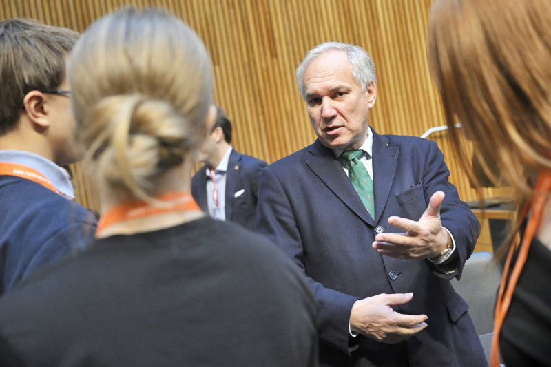 Nationalratspräsident Walter Rosenkranz (FPÖ) mit Schüler:innen im Nationalratssaal