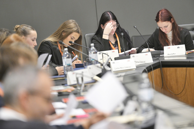 Schüler:innen bei einer Klubsitzung