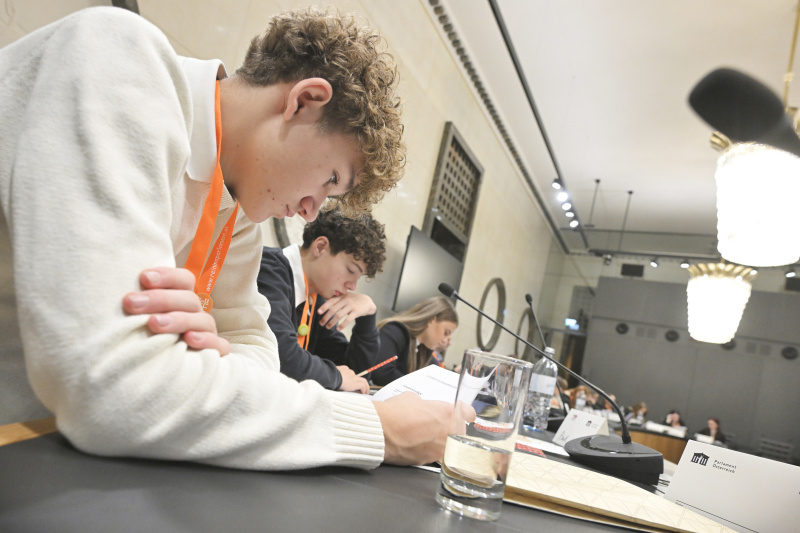 Schüler:innen bei einer Klubsitzung