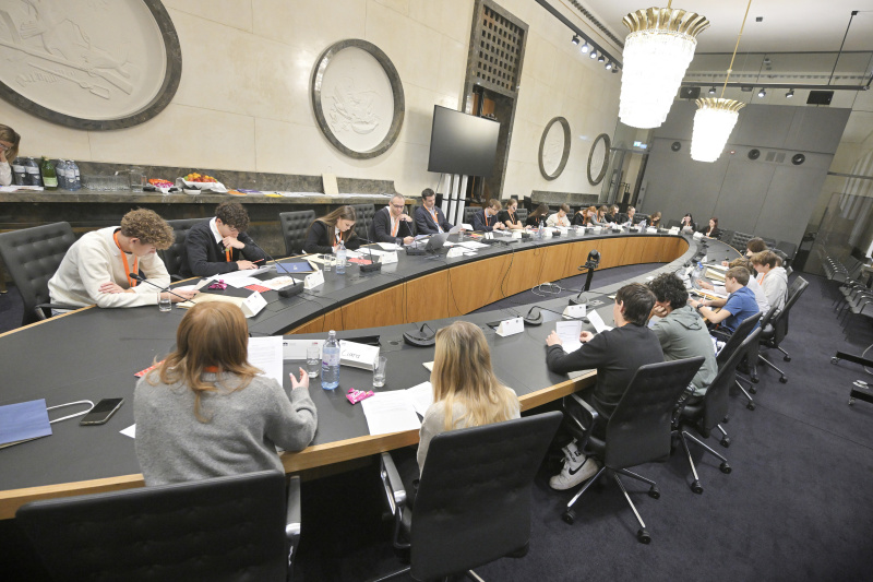 Schüler:innen bei einer Klubsitzung