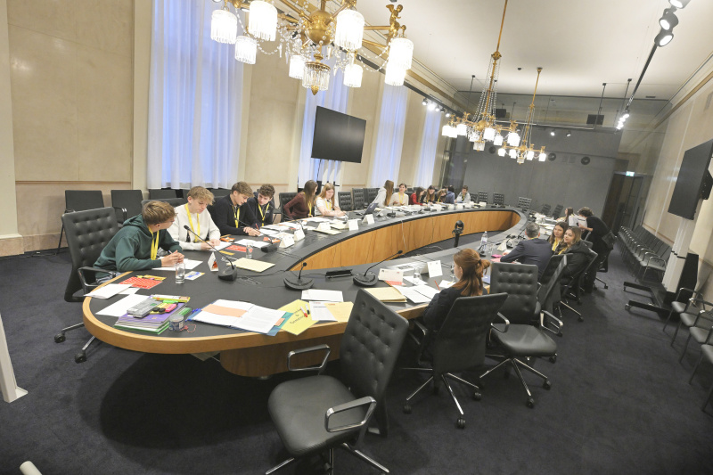 Schüler:innen bei einer Klubsitzung