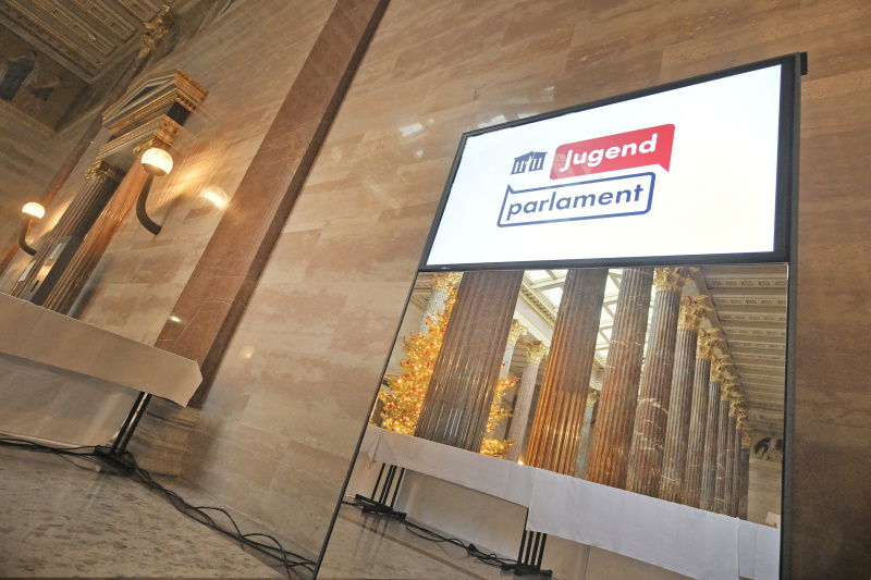 Säulenhalle mit Infotafel