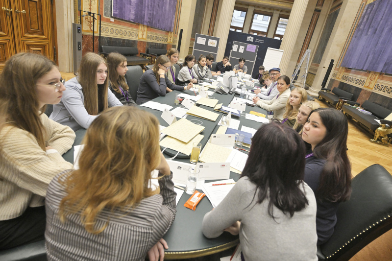 Schüler:innen bei einer Klubsitzung