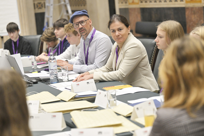 Nationalratsabgeordnete Bettina Zopf (ÖVP) mit Schüler:innen bei einer Klubsitzung