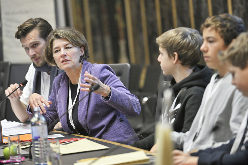 Nationalratsabgeordneter Elisabeth Götze (GRÜNE) mit Schüler:innen bei einer Klubsitzung