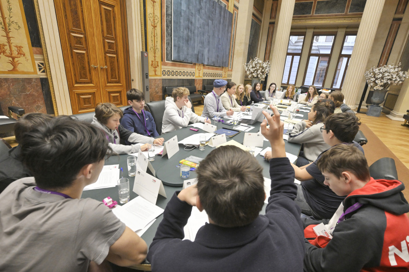 Schüler:innen bei einer Klubsitzung