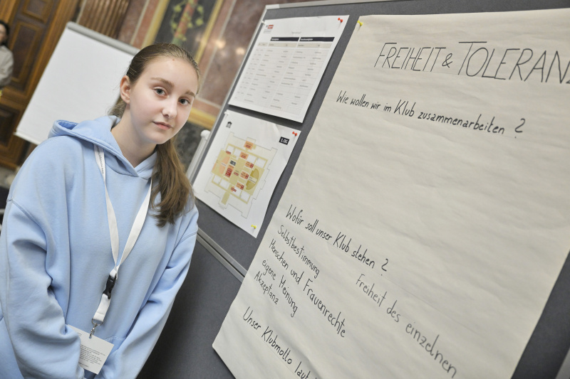 Schüler:innen bei einer Klubsitzung