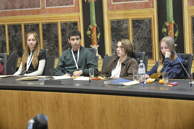 Schüler:innen bei einer Klubsitzung