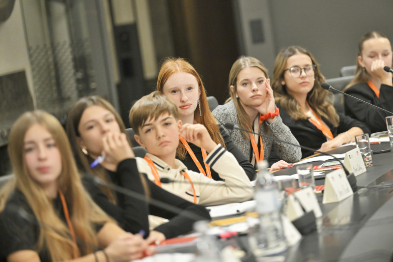 Schüler:innen bei einer Klubsitzung