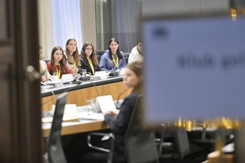 Schüler:innen bei einer Klubsitzung