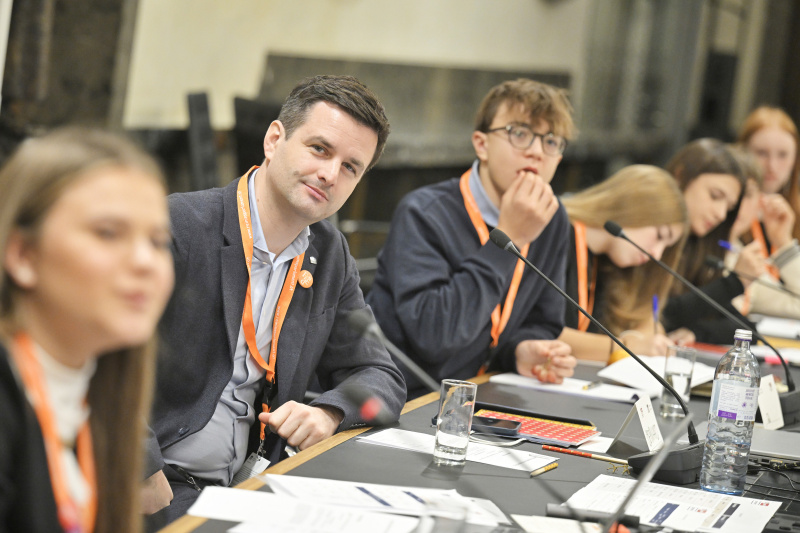 Nationalratsabgeordneter Bernhard Herzog (SPÖ) mit Schüler:innen bei einer Klubsitzung