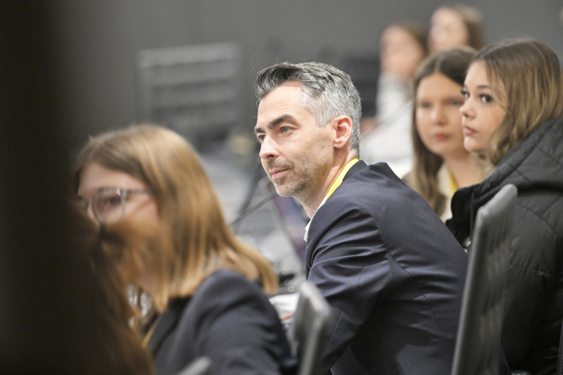 Nationalratsabgeordneter Christoph Pramhofer (NEOS) mit Schüler:innen bei einer Klubsitzung