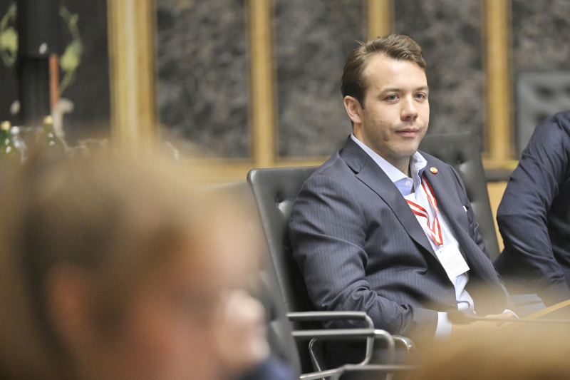 Nationalratsabgeordneter Maximilian Weinzierl (FPÖ) mit Schüler:innen bei einer Klubsitzung