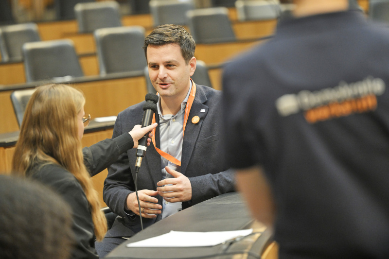 Nationalratsabgeordneter Bernhard Herzog (SPÖ) mit Schüler:innen beim Interview