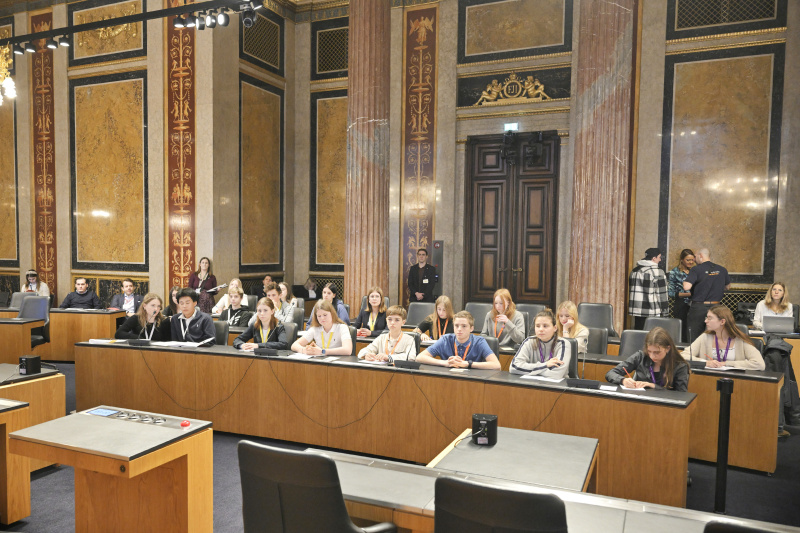 Schüler:innen bei einer Ausschusssitzung