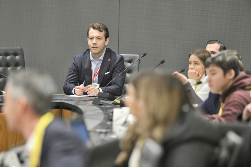 Nationalratsabgeordneter Maximilian Weinzierl (FPÖ) mit Schüler:innen bei einer Klubsitzung