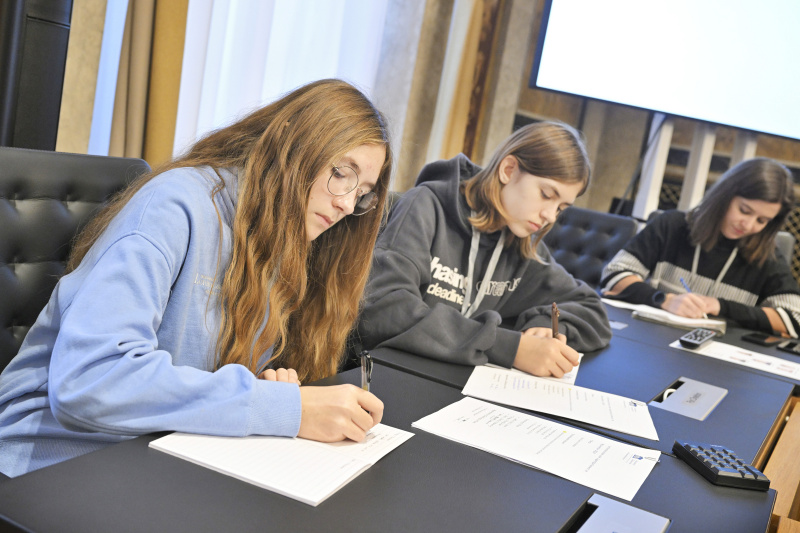 Schüler:innen bei einer Ausschusssitzung