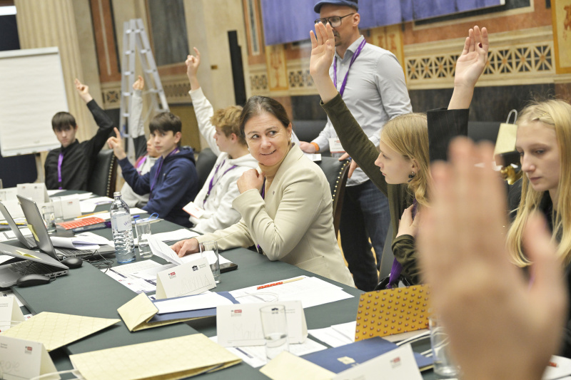 Nationalratsabgeordnete Bettina Zopf (ÖVP) mit Schüler:innen bei einer Klubsitzung