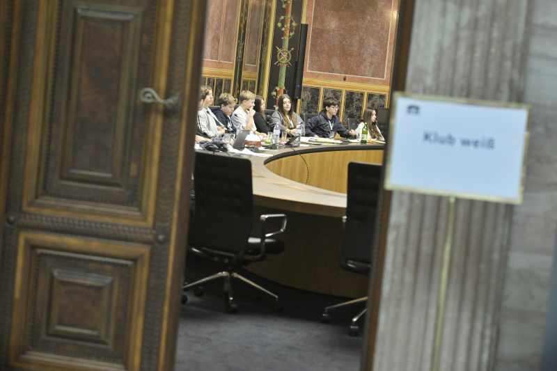 Schüler:innen bei einer Klubsitzung