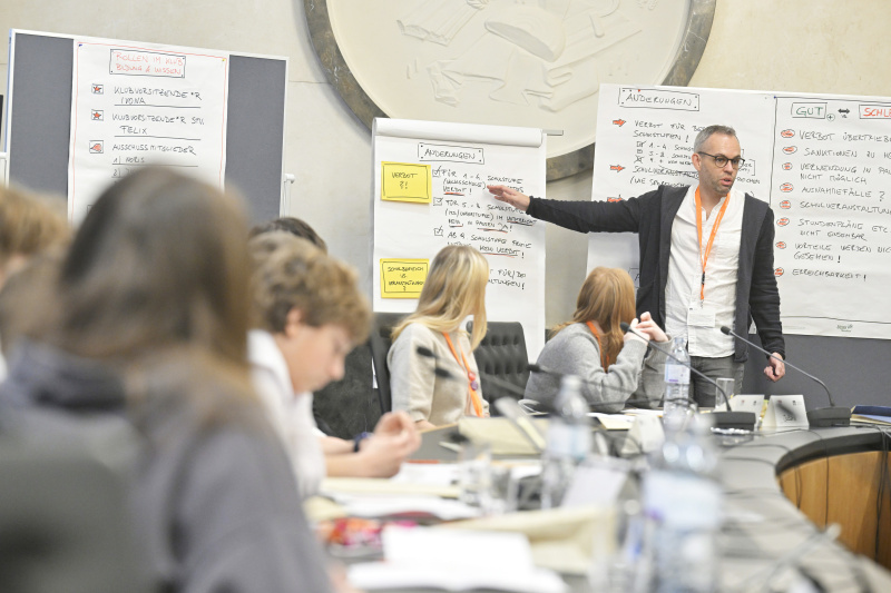 Schüler:innen bei einer Klubsitzung