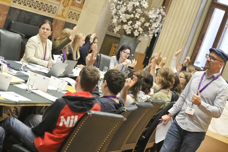 Schüler:innen bei einer Klubsitzung