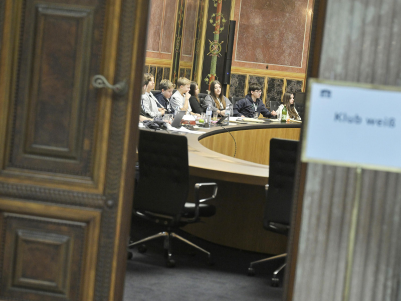 Schüler:innen bei einer Klubsitzung