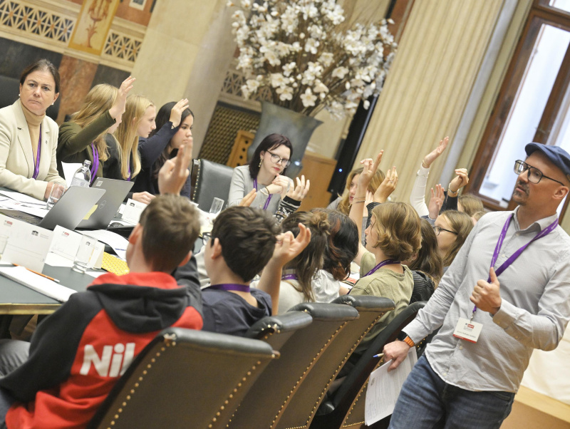 Schüler:innen bei einer Klubsitzung