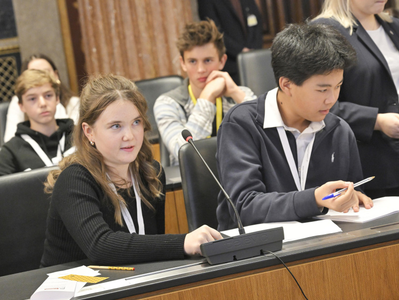 Schüler:innen bei einer Ausschusssitzung