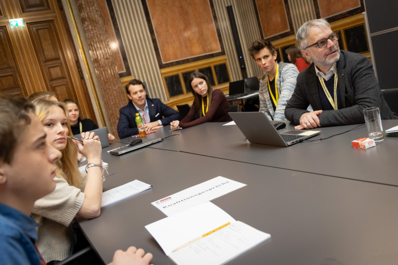 Schüler:innen bei einer Ausschusssitzung