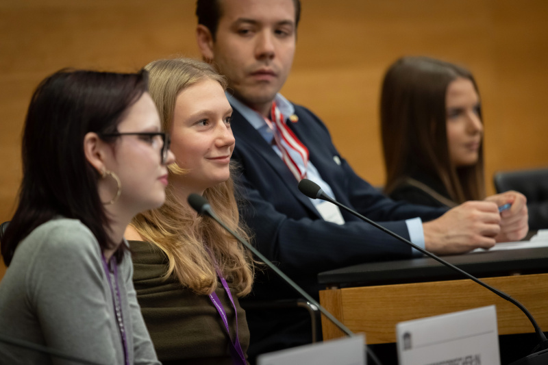 Nationalratsabgeordneter Maximilian Weinzierl (FPÖ) mit  Schüler:innen beim Pressegespräch