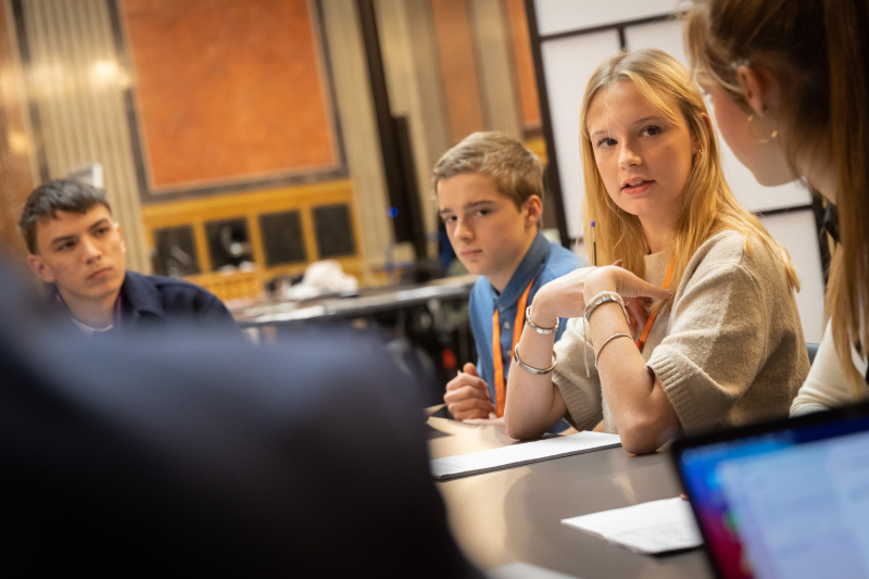 Schüler:innen bei einer Ausschusssitzung