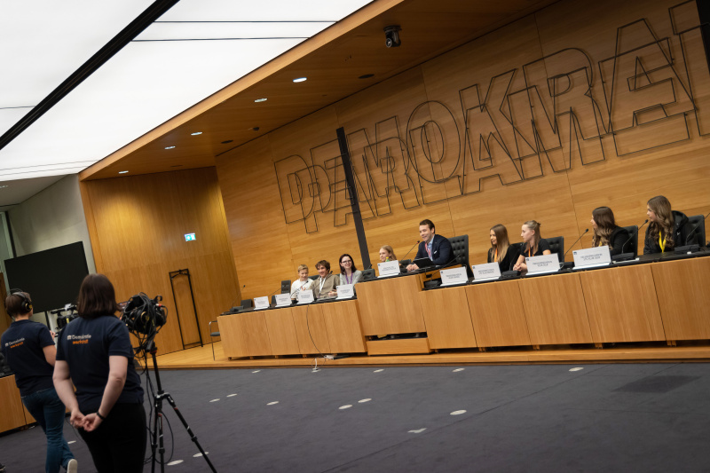 Nationalratsabgeordneter Maximilian Weinzierl (FPÖ) mit  Schüler:innen beim Pressegespräch