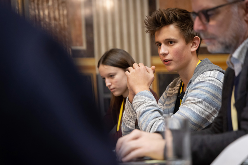 Schüler:innen bei einer Klubsitzung