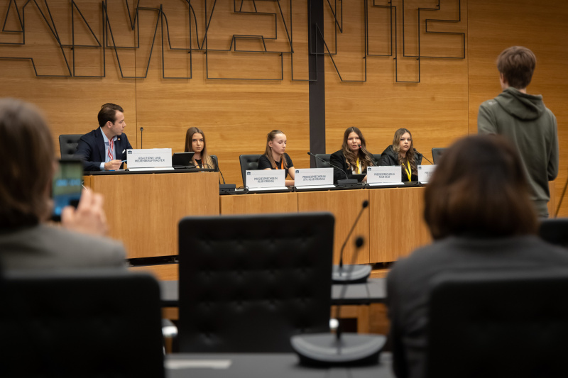 Nationalratsabgeordneter Maximilian Weinzierl (FPÖ) mit  Schüler:innen beim Pressegespräch