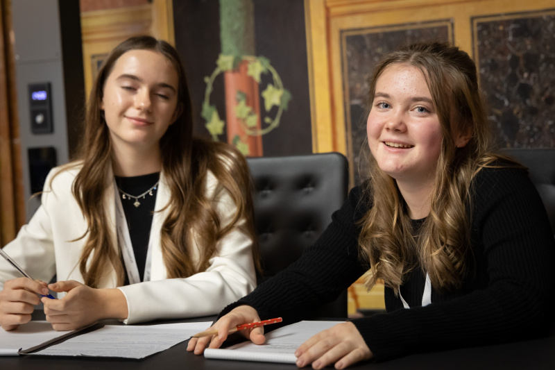 Schüler:innen bei einer Ausschusssitzung