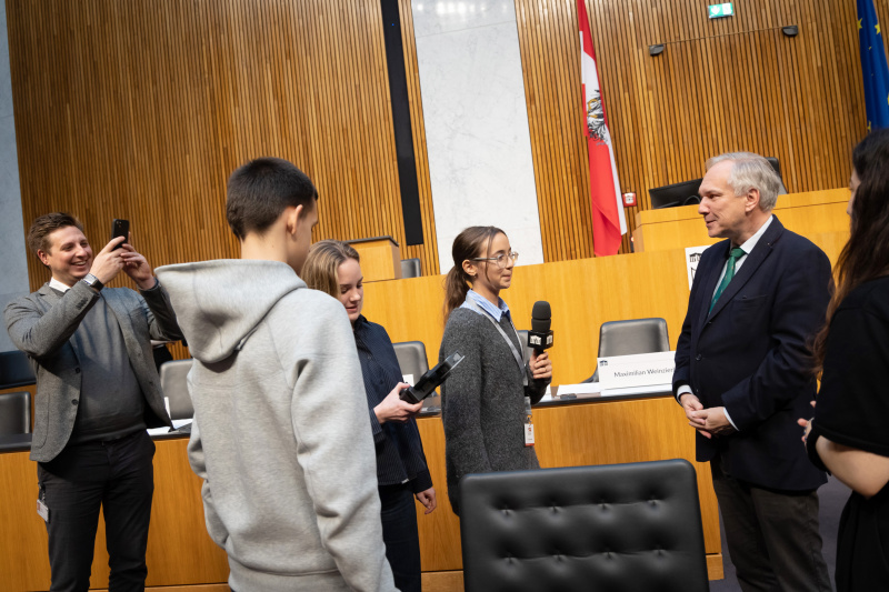 Nationalratspräsident Walter Rosenkranz (FPÖ) beim Interview mit Schüler:innen