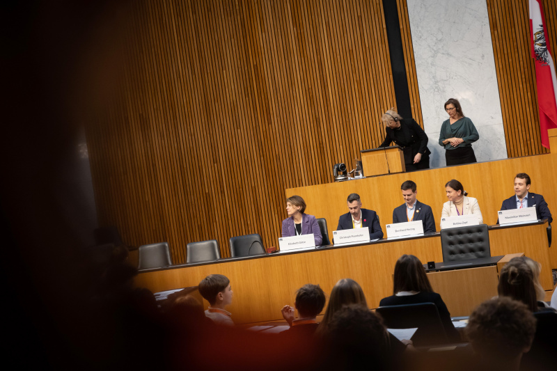 Regierungsbank von links: Nationalratsabgeordneter Elisabeth Götze (GRÜNE), Nationalratsabgeordneter Christoph Pramhofer (NEOS), Nationalratsabgeordneter Bernhard Herzog (SPÖ), Nationalratsabgeordnete Bettina Zopf (ÖVP), Nationalratsabgeordneter Maximilian Weinzierl (FPÖ)