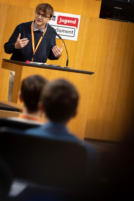 Schüler am Redner:innenpult